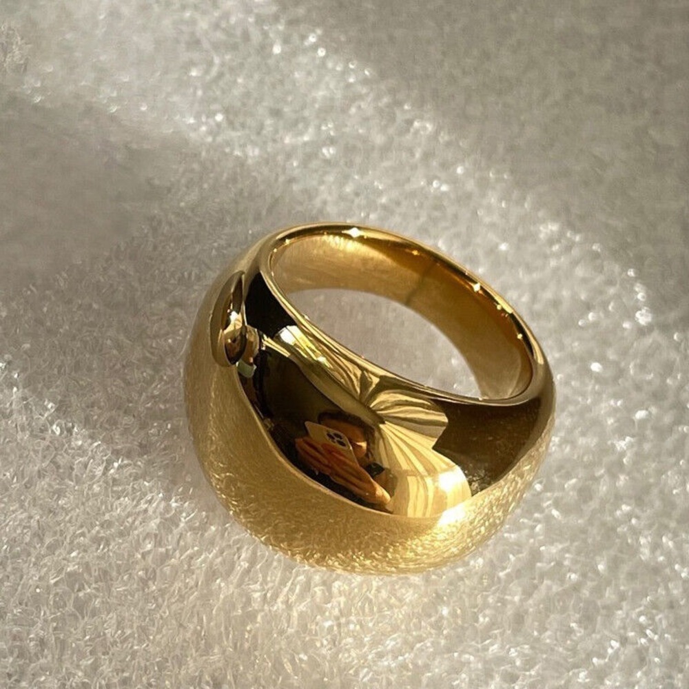 Commence NWT Gold Pleated Stainless Still Ring Globe Accent Jewellery Minimalist - Picture 2 of 4